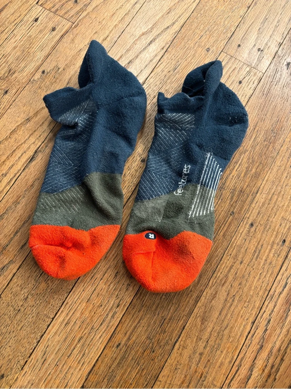 Features men’s ankle tab running socks
